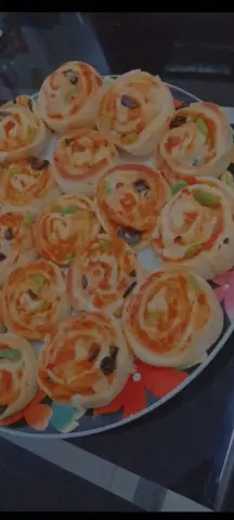 بيتزا رول بالخضار أو بلحم